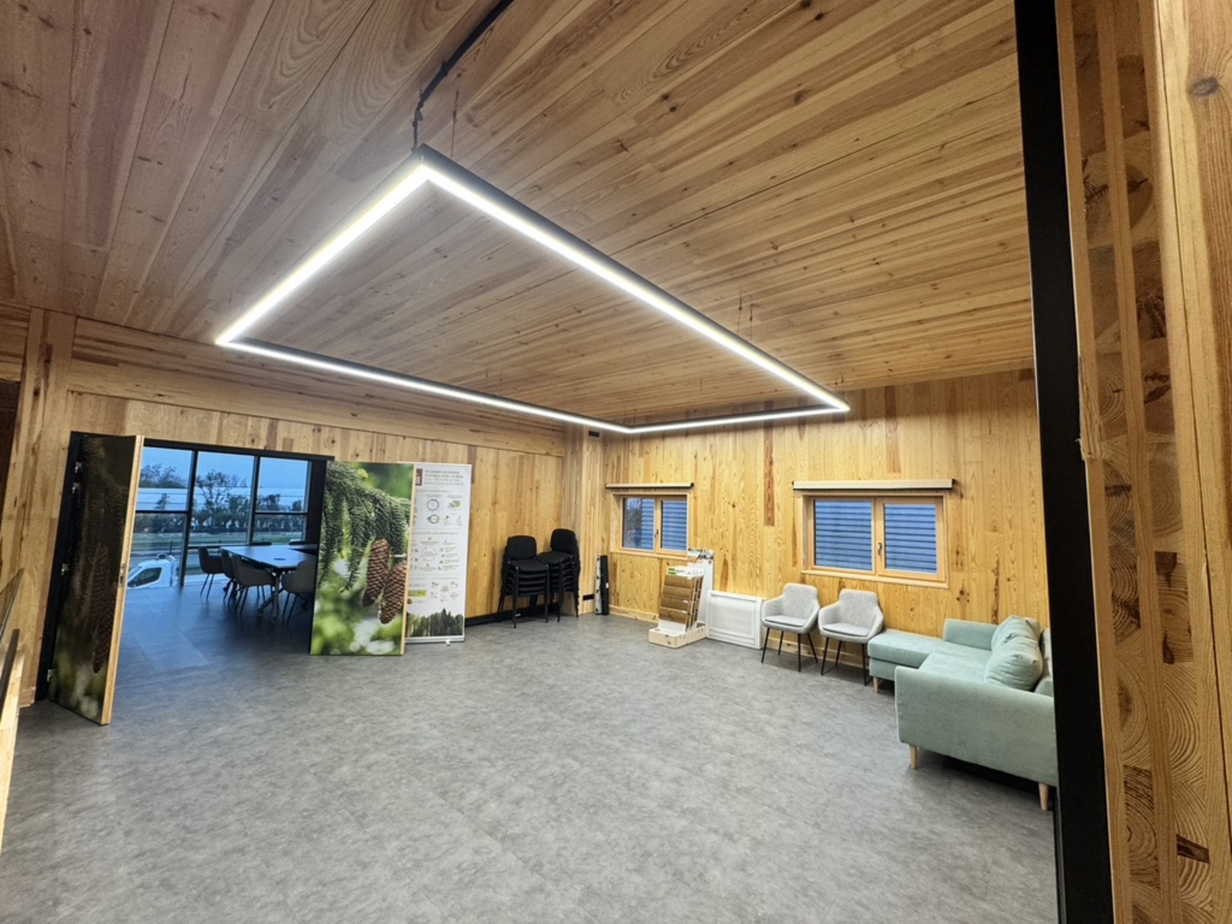 Éclairage LED périmétrique sur plafond bois