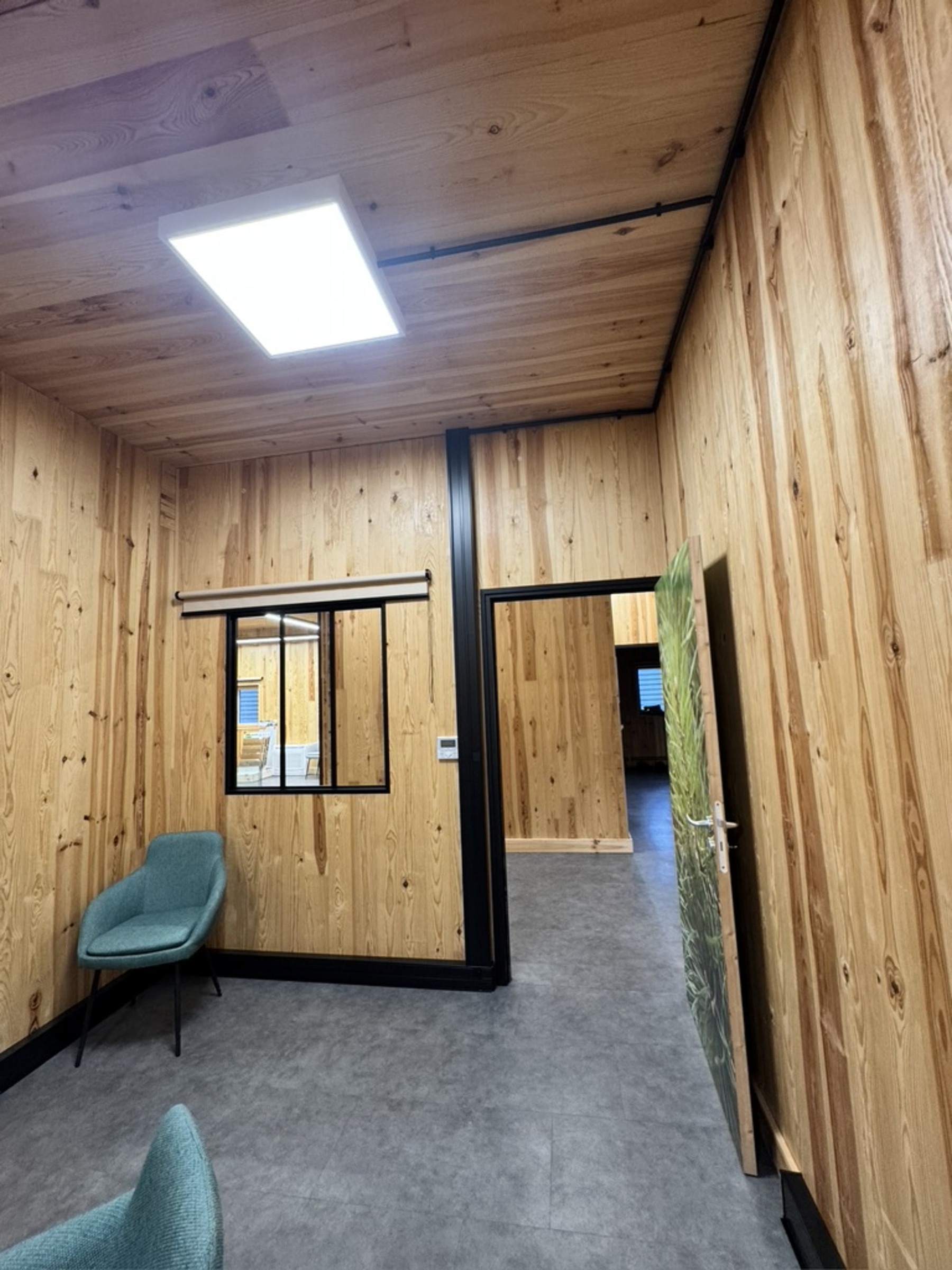 Salle d'attente — dalle LED encastrée plafond bois