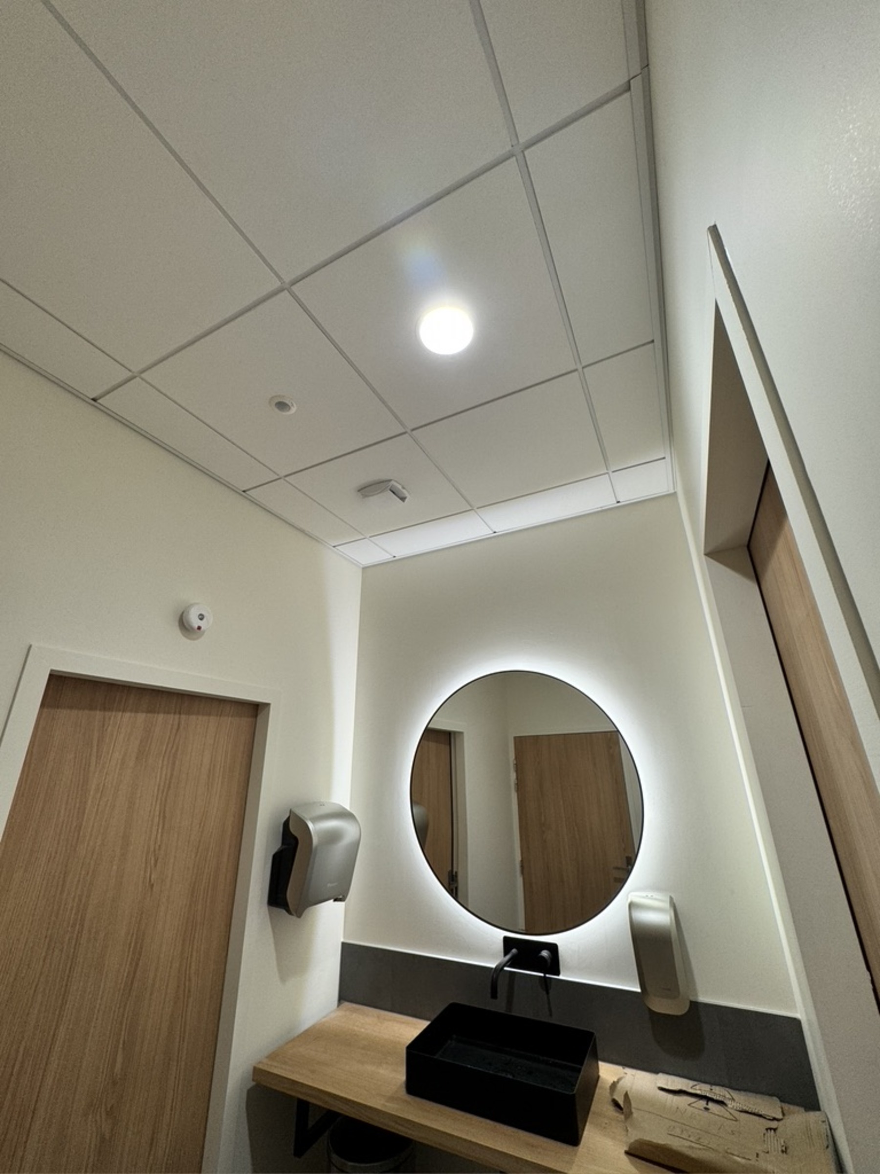 Sanitaire tertiaire — éclairage et miroir LED