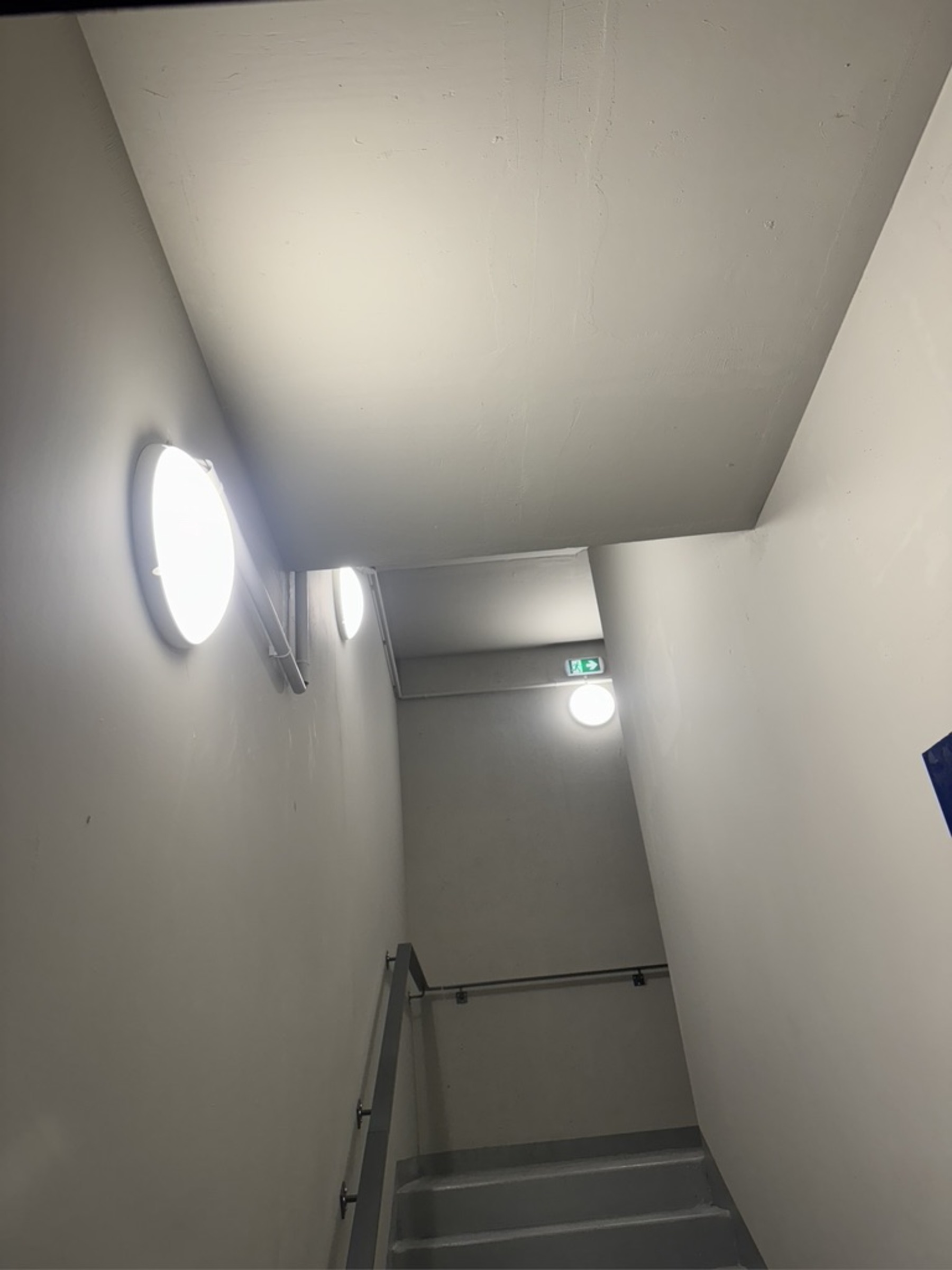 Cage d'escalier — hublots LED et bloc de secours