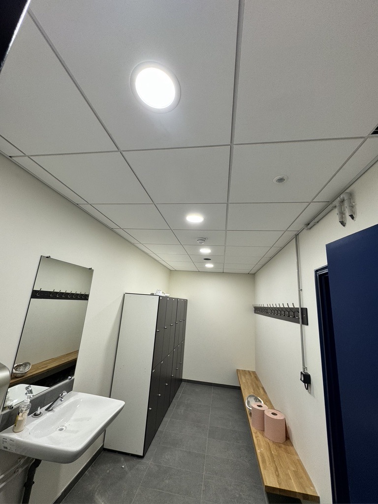 Sanitaire tertiaire — éclairage LED et hublot