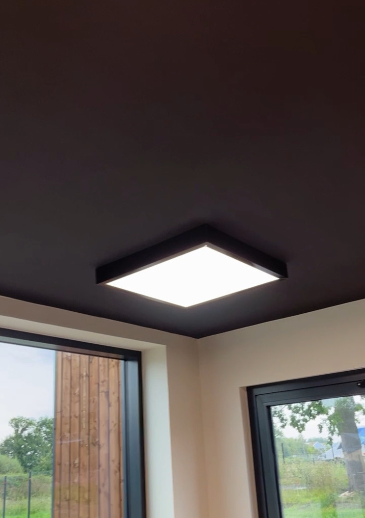 Plafond noir — dalle LED encastrée design