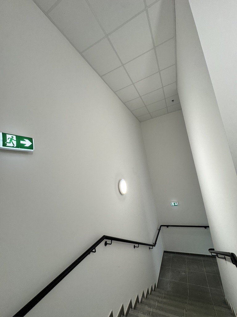 Cage d'escalier — hublot LED et bloc de secours
