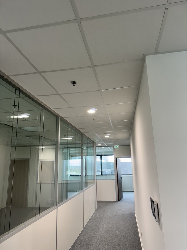 Plateau de bureaux — éclairage LED et cloisons vitrées