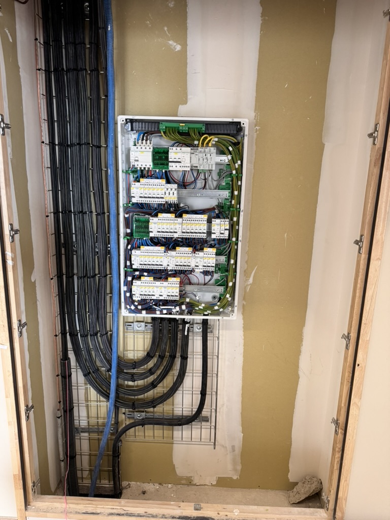 Armoire électrique câblée — repérage filerie couleur