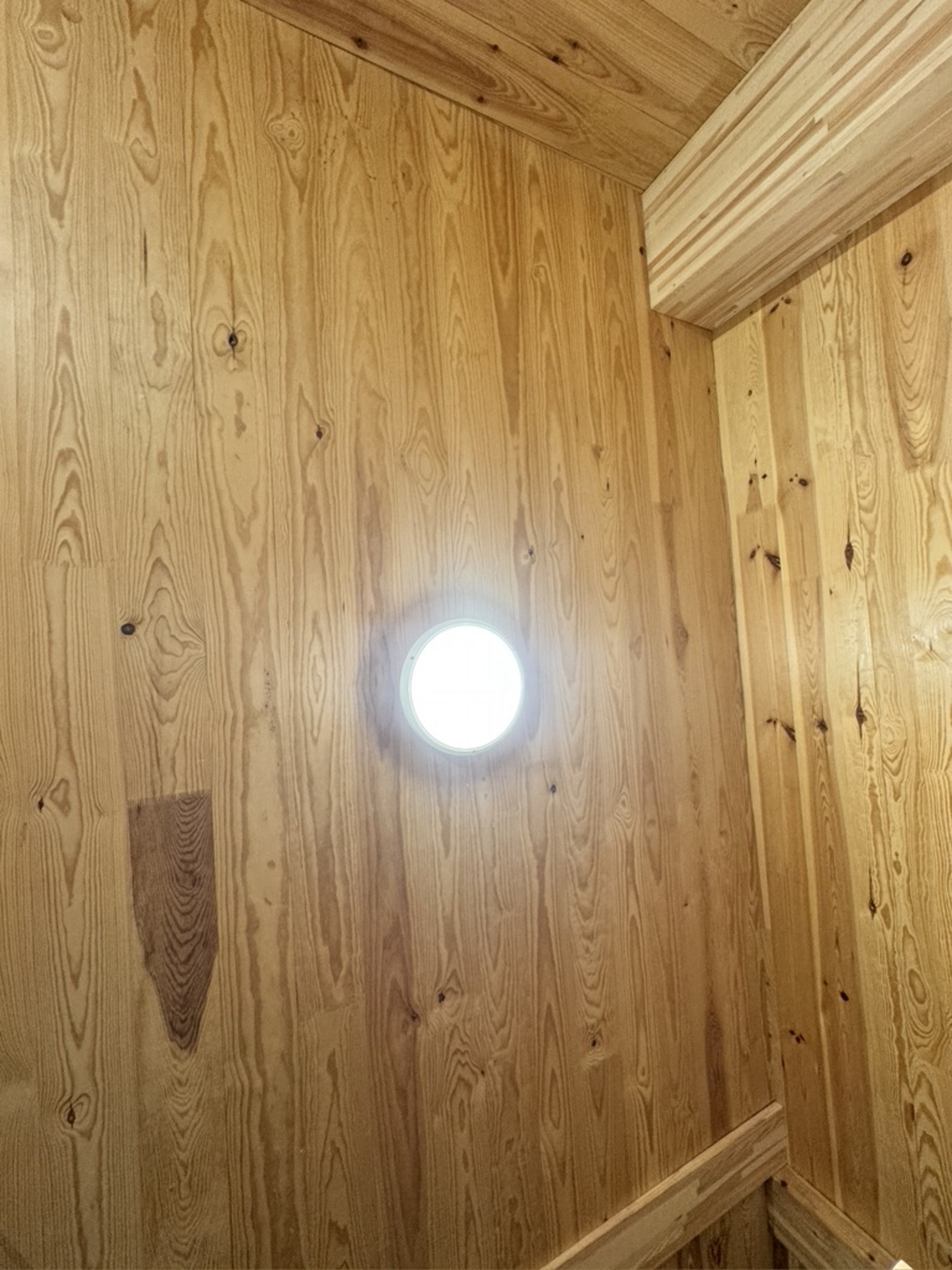 Hublot LED encastré dans habillage bois