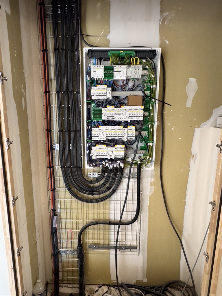 Armoire électrique — câblage soigné et chemin de câbles