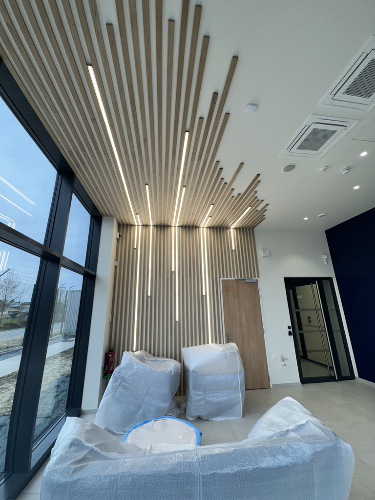 Plafond bois rayonnant — réglettes LED linéaires