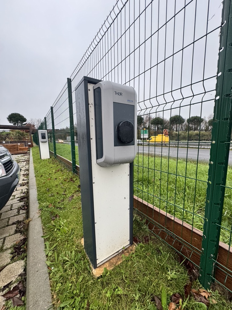 Borne de recharge THOR sur pied — extérieur