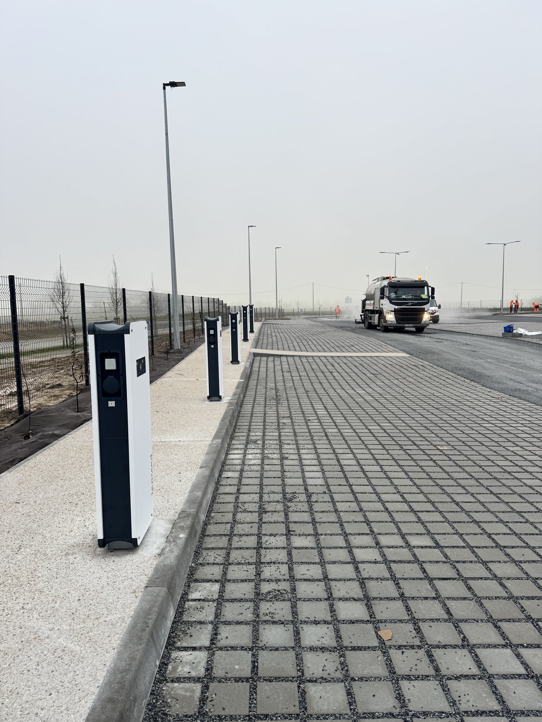 Parking entreprise — alignement de bornes de recharge VE