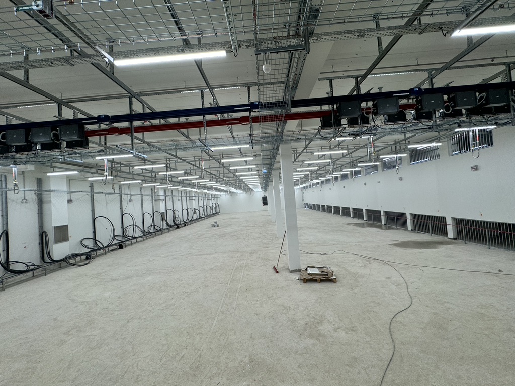 Bâtiment industriel — éclairage LED linéaire et chemins de câbles