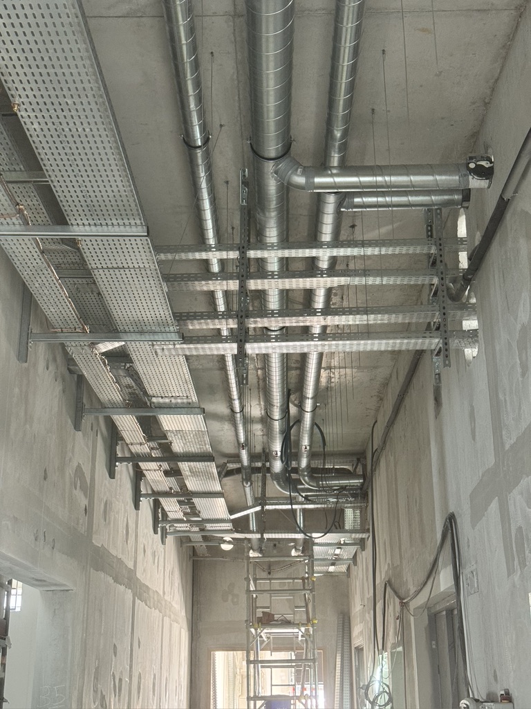 Chemins de câbles et gaines techniques en plafond béton