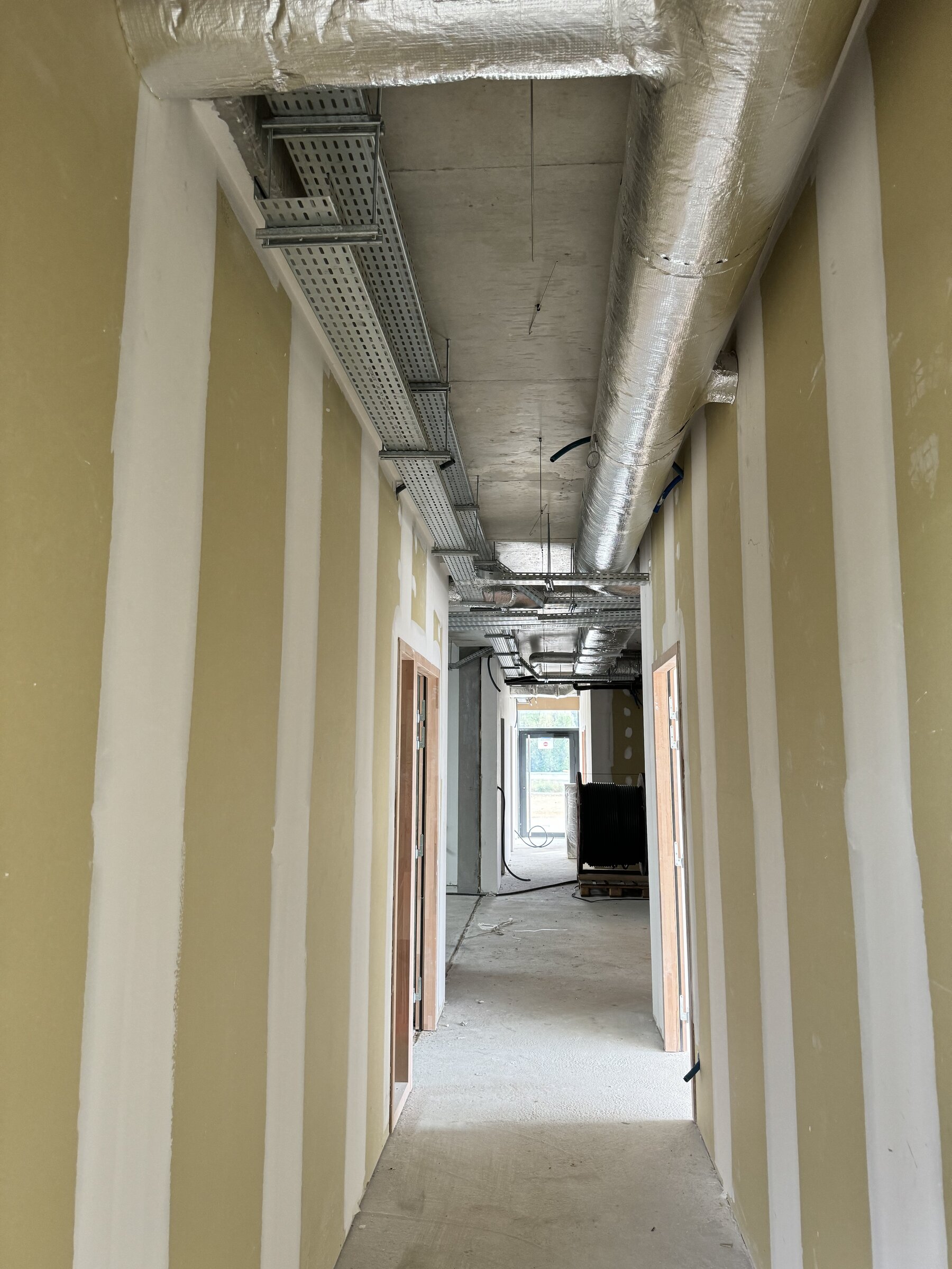 Couloir tertiaire — chemin de câbles et gaine de ventilation
