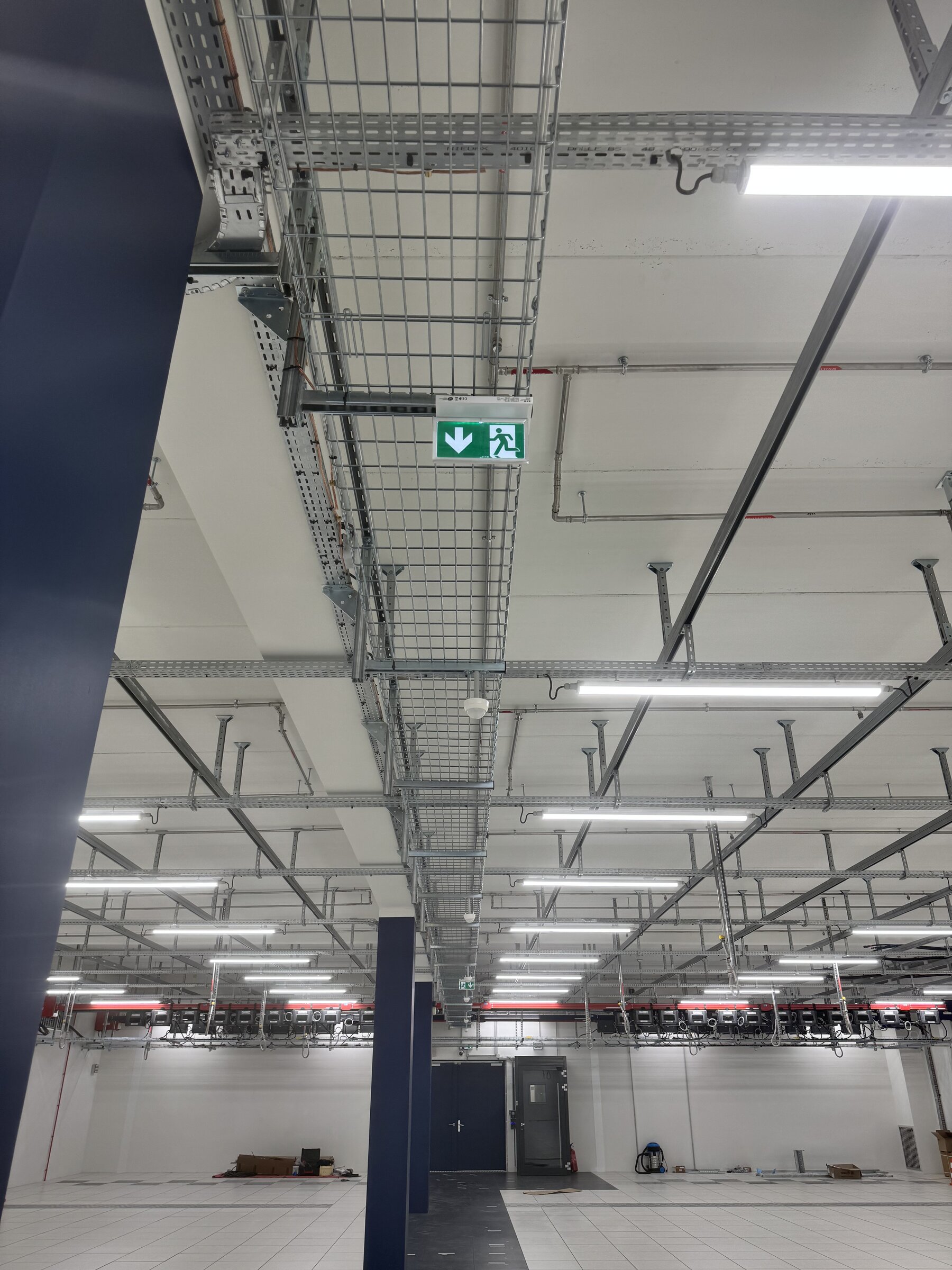 Plafond technique — chemins de câbles, BAES et éclairage LED
