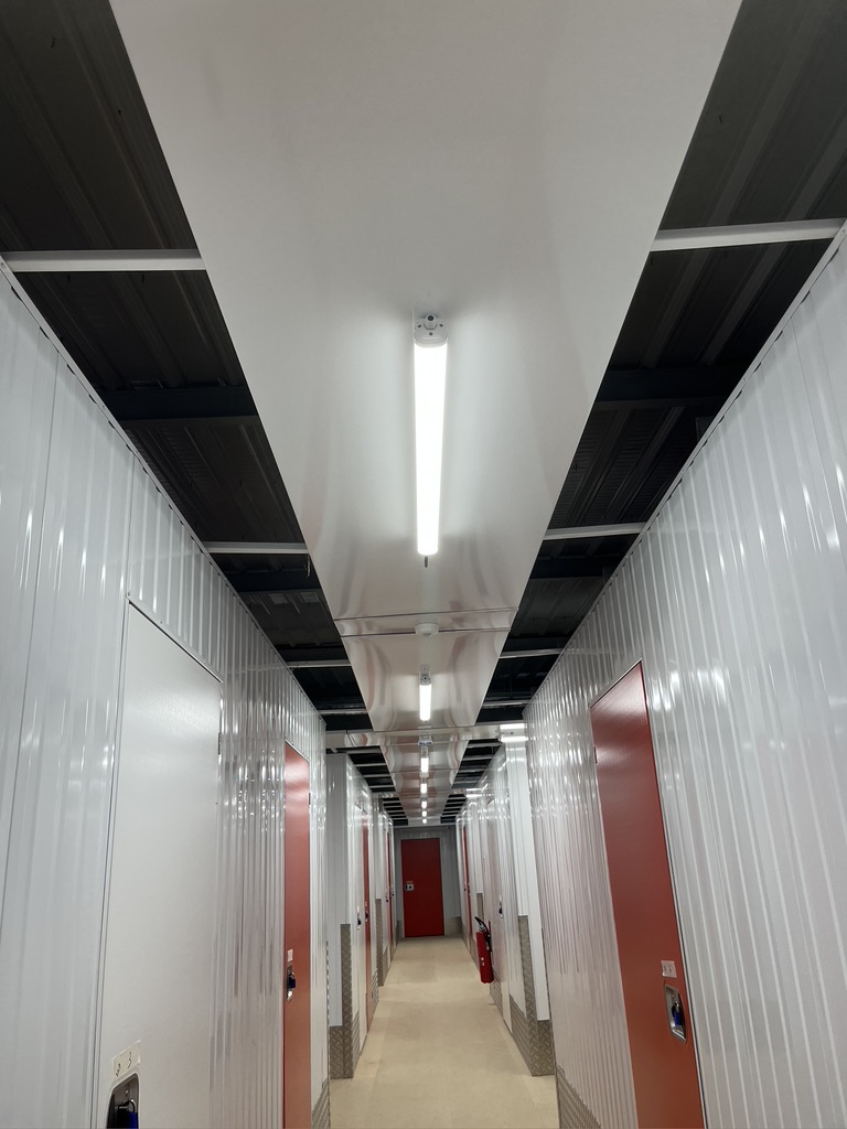 Couloir de box — éclairage LED réglette — Homebox