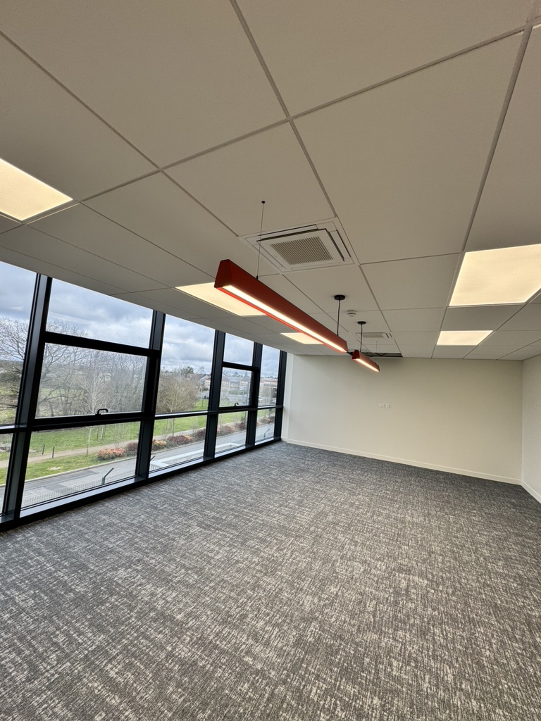 Bureau tertiaire — luminaires LED suspendus